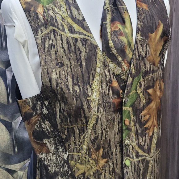 Camo vest and tie - Picture 3 of 3